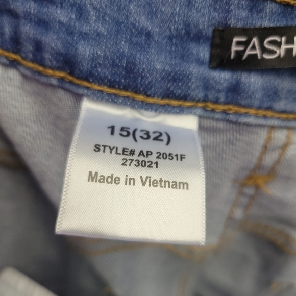 Fashion Nova Juniors Flare Leg Distressed Denim Jeans sz 15 NWT - Picture 9 of 11